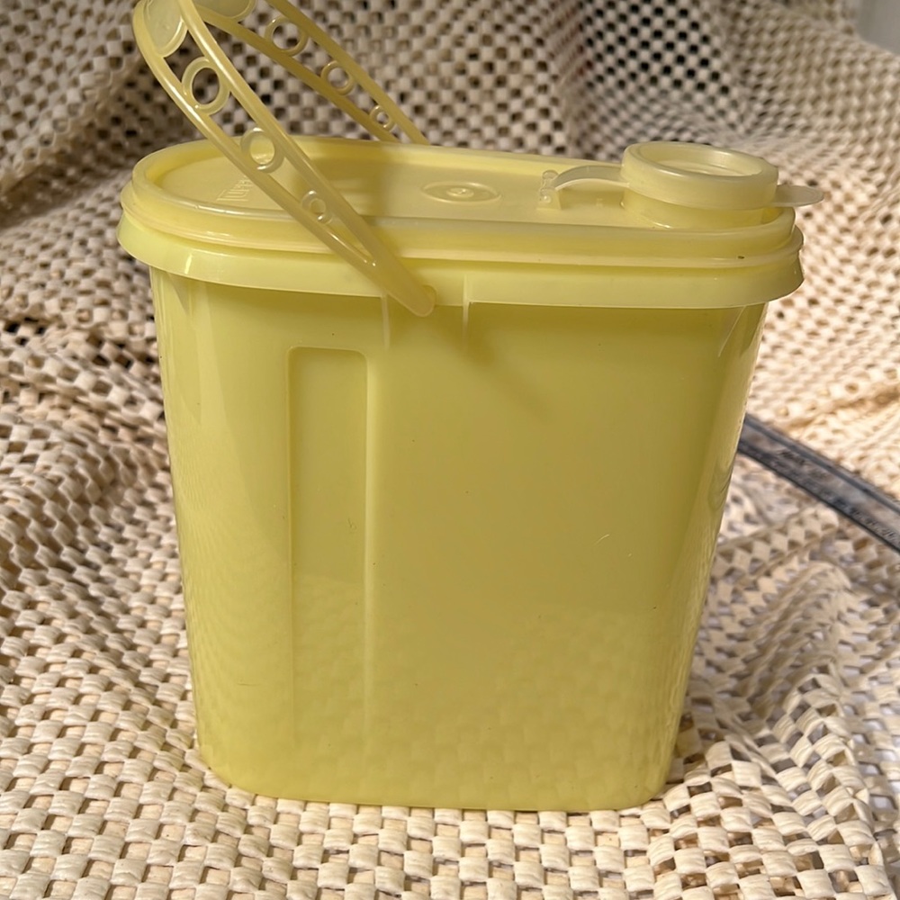 Tupperware 1 quart pour and store container with handle yellow vintage